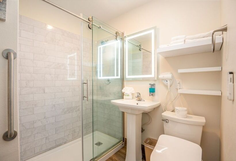 Sailor Jack Oceanfront Motel