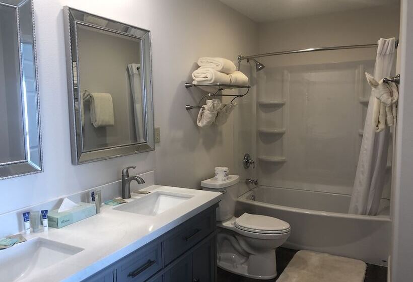 Sailor Jack Oceanfront Motel