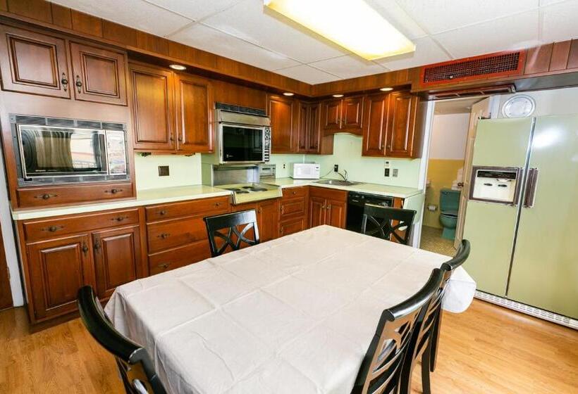 Gondolier Motel   Wildwood