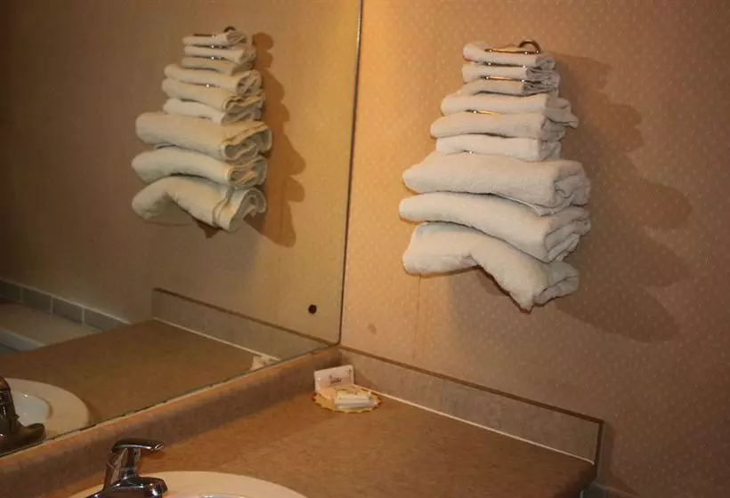 هتل Super 6 Inn and Suites