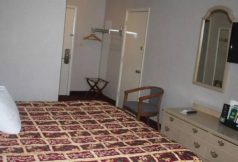 هتل Super 6 Inn and Suites