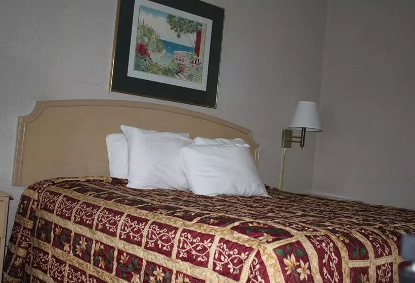 هتل Super 6 Inn and Suites