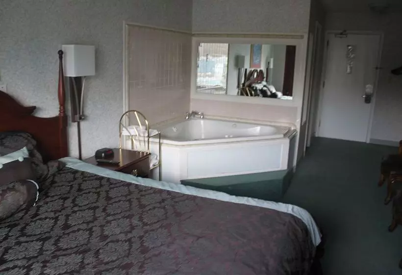 هتل Super 6 Inn and Suites