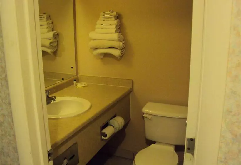 هتل Super 6 Inn and Suites