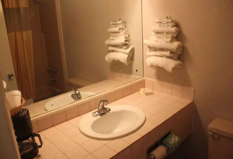 هتل Super 6 Inn and Suites