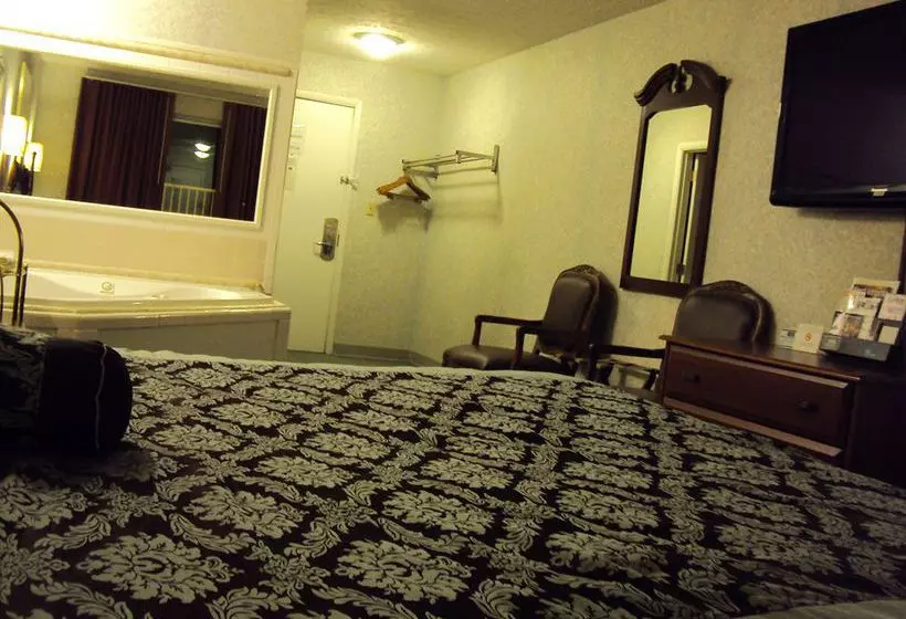 هتل Super 6 Inn and Suites