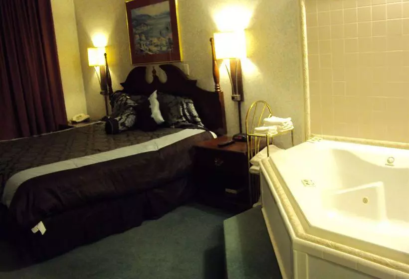 هتل Super 6 Inn and Suites