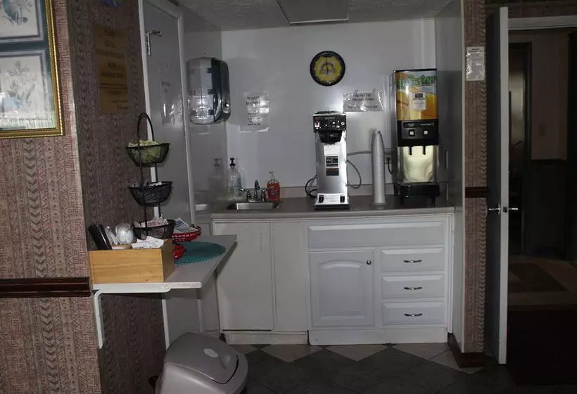 هتل Super 6 Inn and Suites