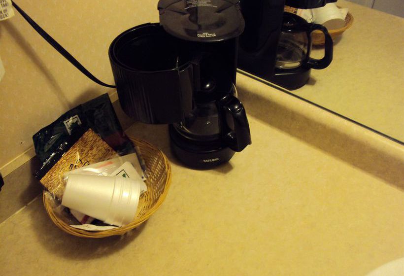 호텔 Super 6 Inn and Suites