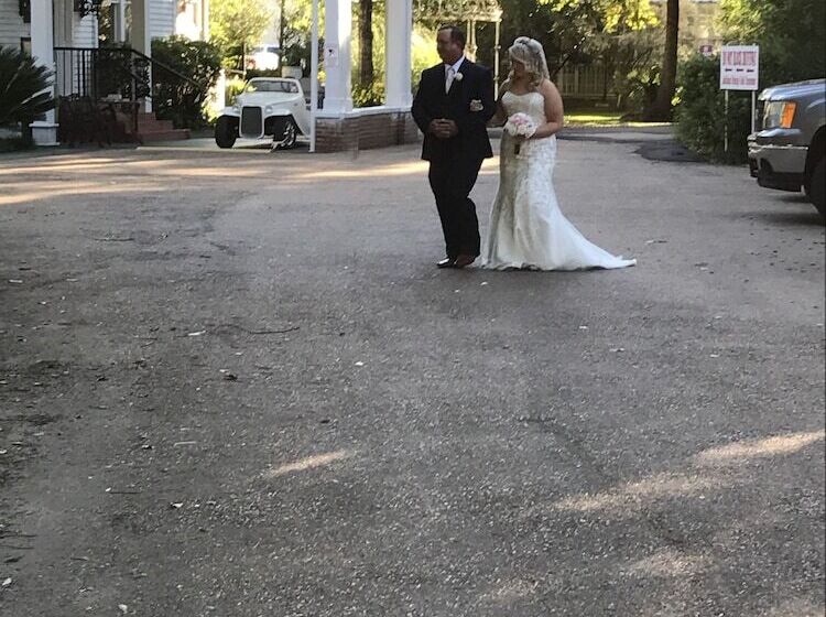 酒店 Historic Michabelle Inn