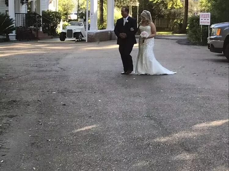 酒店 Historic Michabelle Inn