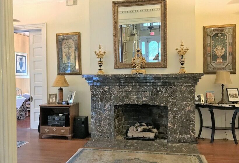 酒店 Historic Michabelle Inn