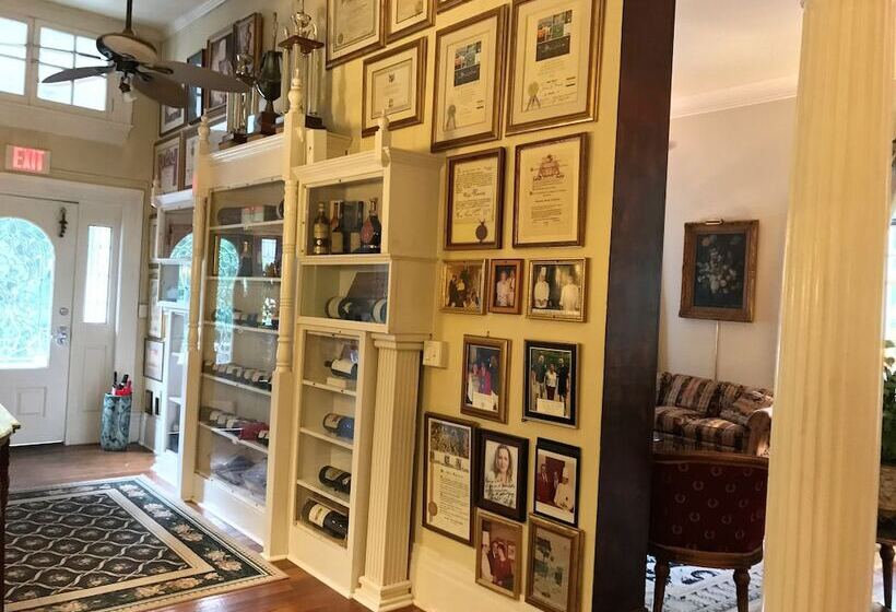 酒店 Historic Michabelle Inn