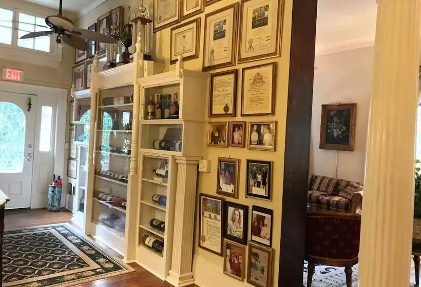 酒店 Historic Michabelle Inn