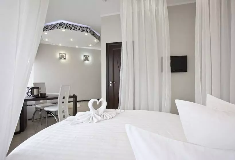 Отель Inside Transit