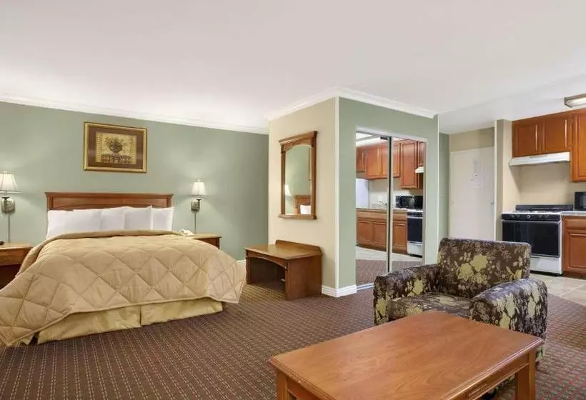 酒店 Travelodge Inn & Suites By Wyndham Gardena Ca