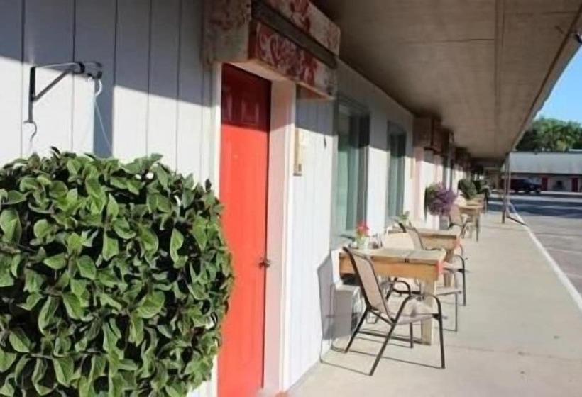 فندق على الطريق Vintage Block Inn & Suites