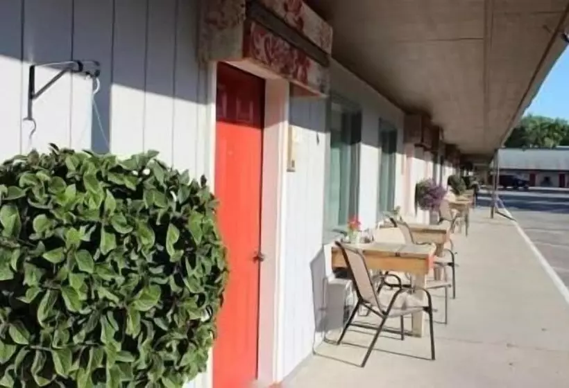 فندق على الطريق Vintage Block Inn & Suites