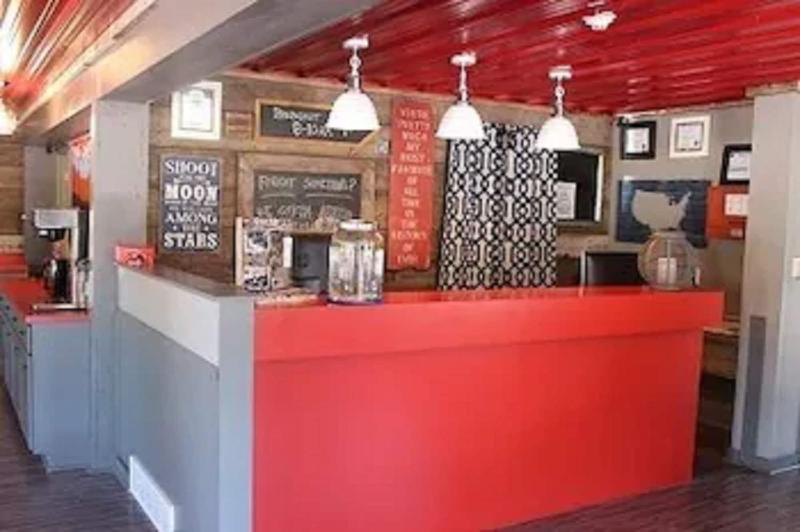 فندق على الطريق Vintage Block Inn & Suites