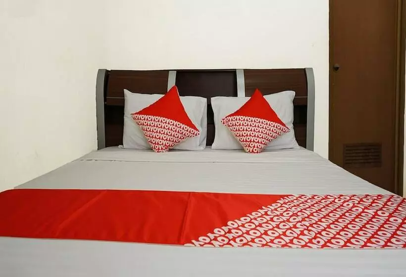 Hotelli The Castury Homestay Syariah By Oyo Rooms