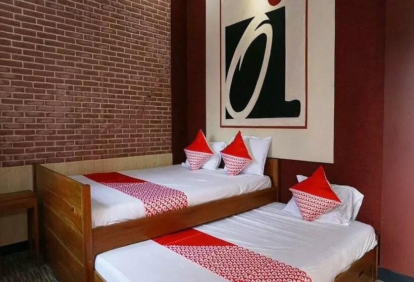 Hotelli The Castury Homestay Syariah By Oyo Rooms