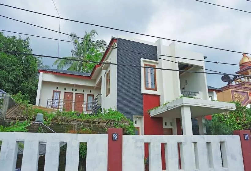 Hotelli The Castury Homestay Syariah By Oyo Rooms