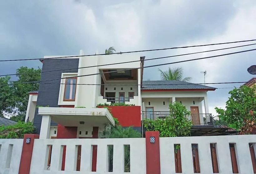 Hotelli The Castury Homestay Syariah By Oyo Rooms