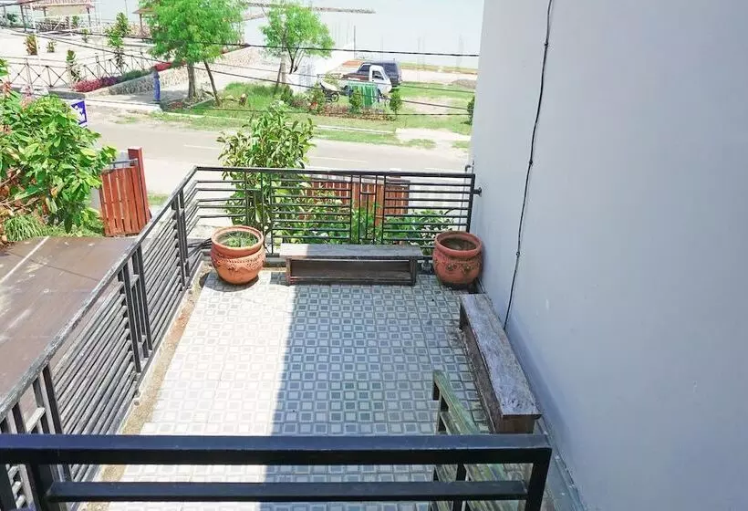 Hotelli The Castury Homestay Syariah By Oyo Rooms