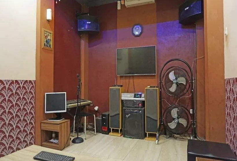 Hotelli The Castury Homestay Syariah By Oyo Rooms