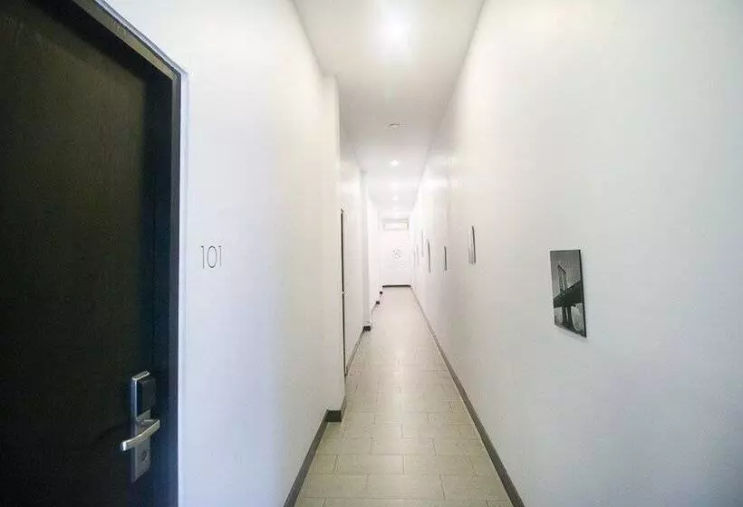 ホテル Reddoorz Plus @ Manokwari City Center