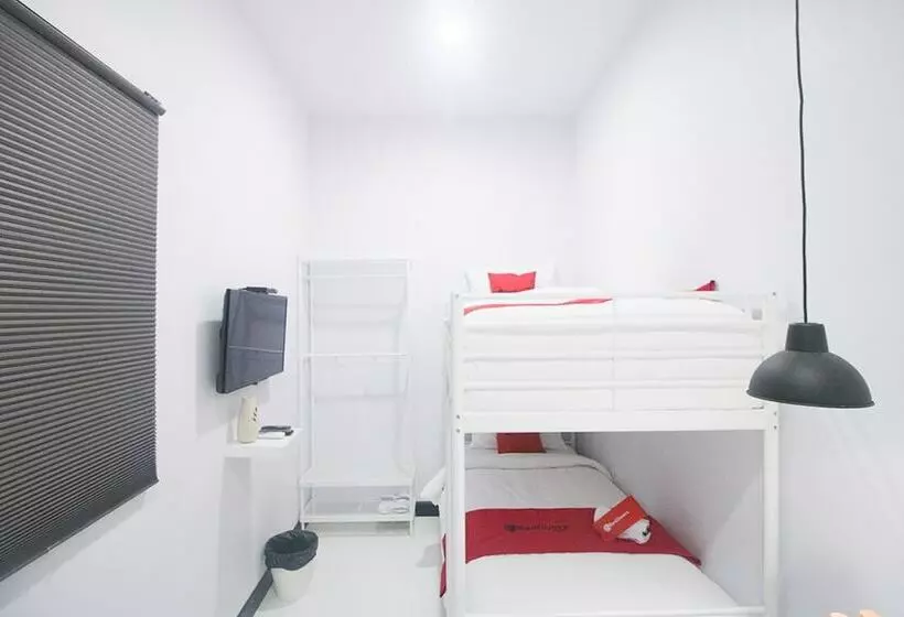 ホテル Reddoorz Plus @ Manokwari City Center
