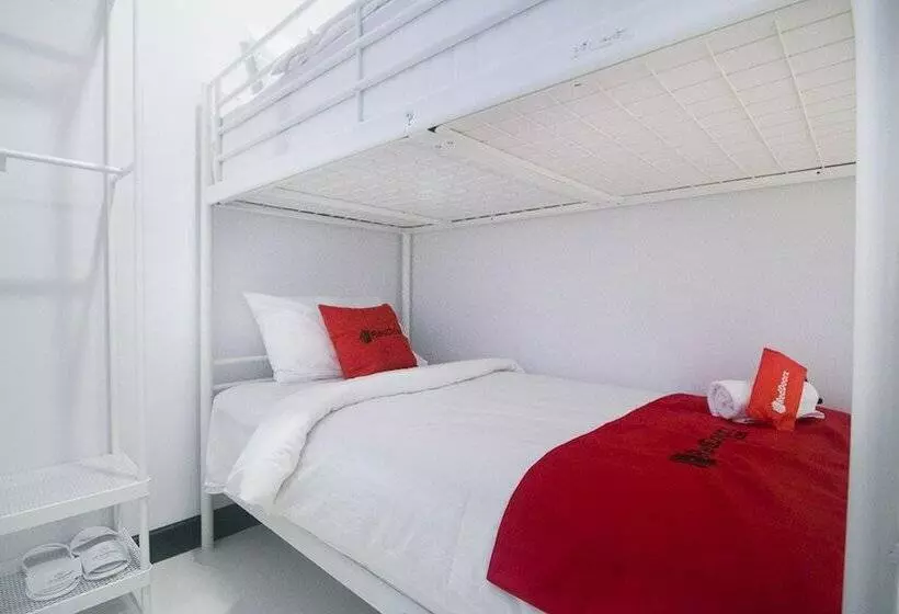 ホテル Reddoorz Plus @ Manokwari City Center