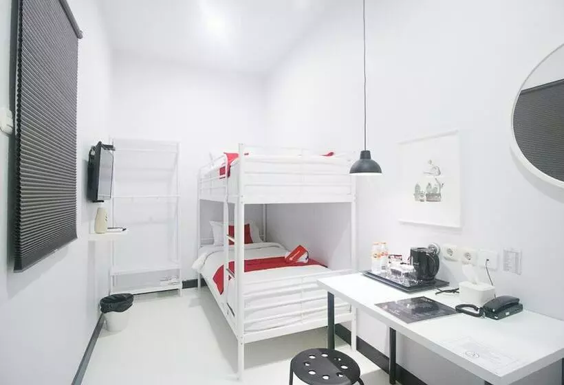 ホテル Reddoorz Plus @ Manokwari City Center