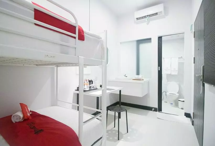 ホテル Reddoorz Plus @ Manokwari City Center