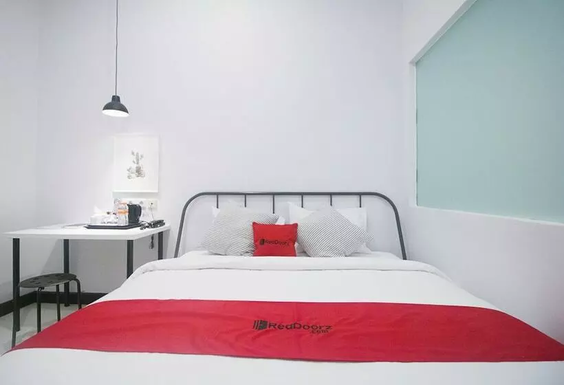 ホテル Reddoorz Plus @ Manokwari City Center