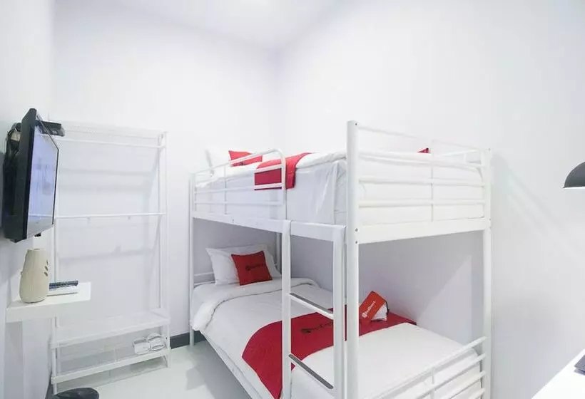 ホテル Reddoorz Plus @ Manokwari City Center