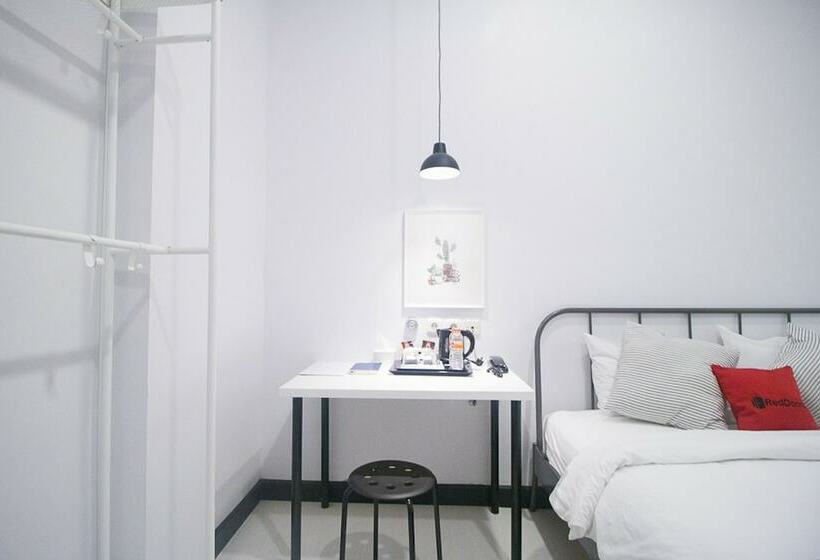 בית מלון כפרי Reddoorz Plus @ Manokwari City Center