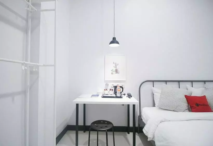 ホテル Reddoorz Plus @ Manokwari City Center