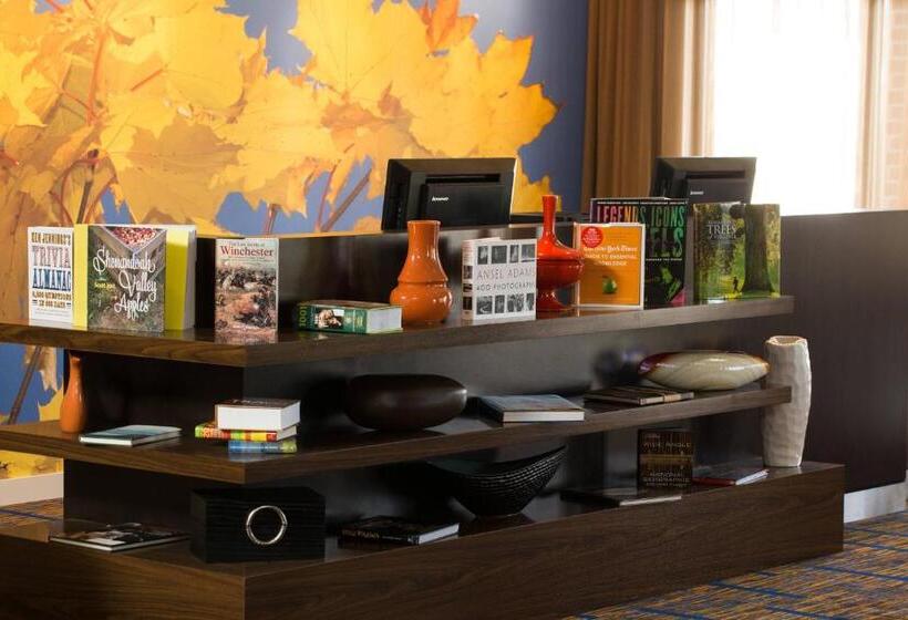 Отель Courtyard By Marriott Winchester Medical Center