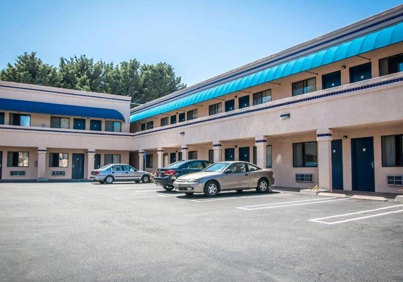 בית מלון כפרי Rodeway Inn Encinitas North