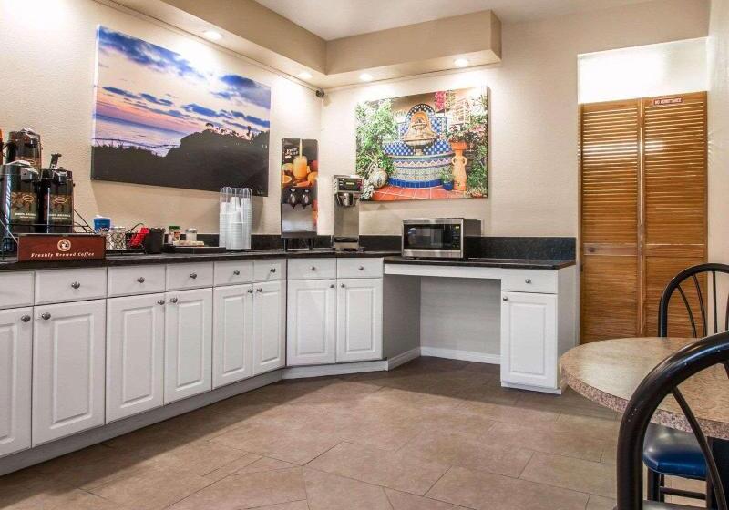 בית מלון כפרי Rodeway Inn Encinitas North