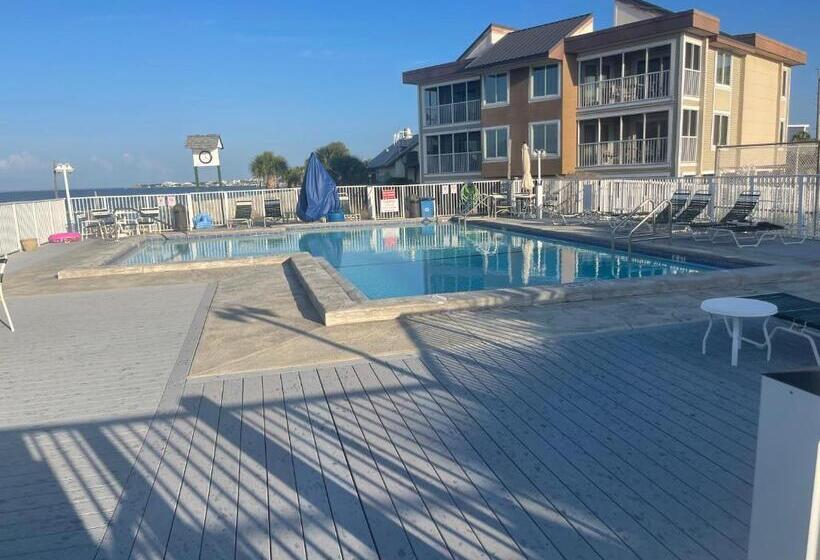 Getaways At Soundside Holiday Beach Resort