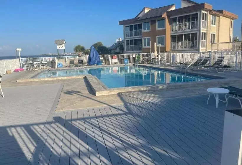 Getaways At Soundside Holiday Beach Resort