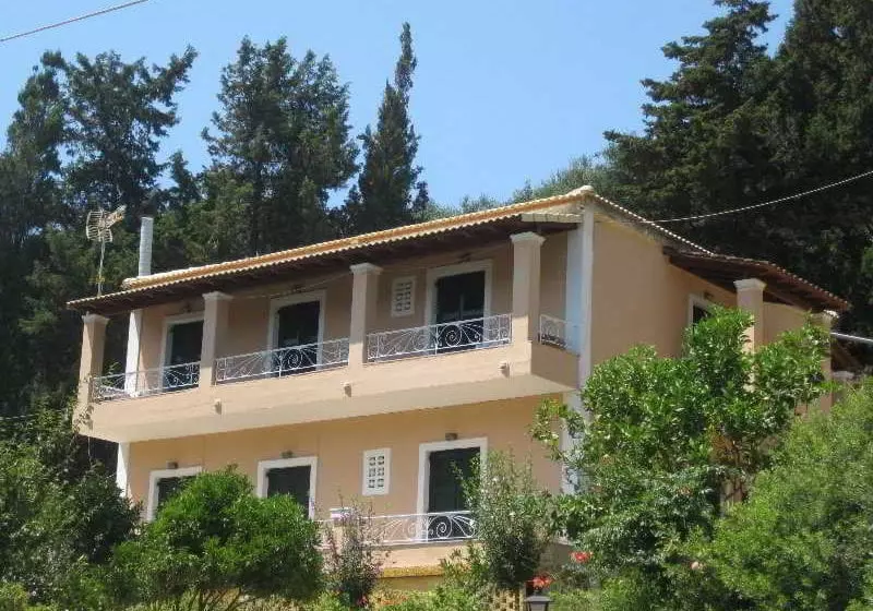 酒店 Zacharenia Apartments