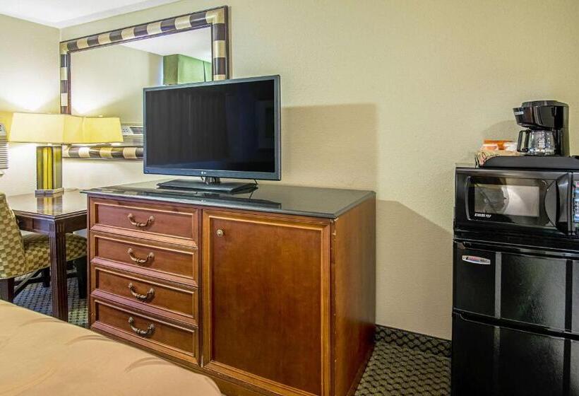 Roosevelt Hotel   Undergoing Improvements