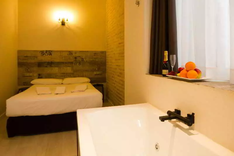 هتل Suites Boutique Jardines del Montornés