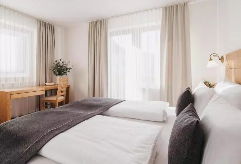 هتل Vier Jahreszeiten