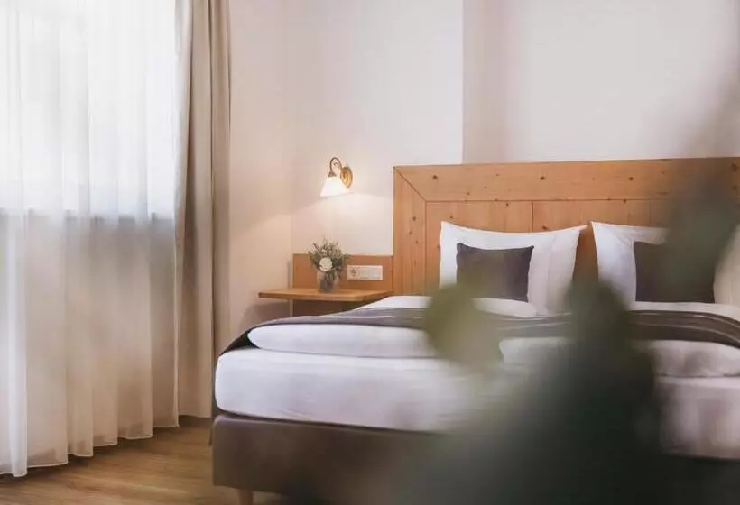 هتل Vier Jahreszeiten