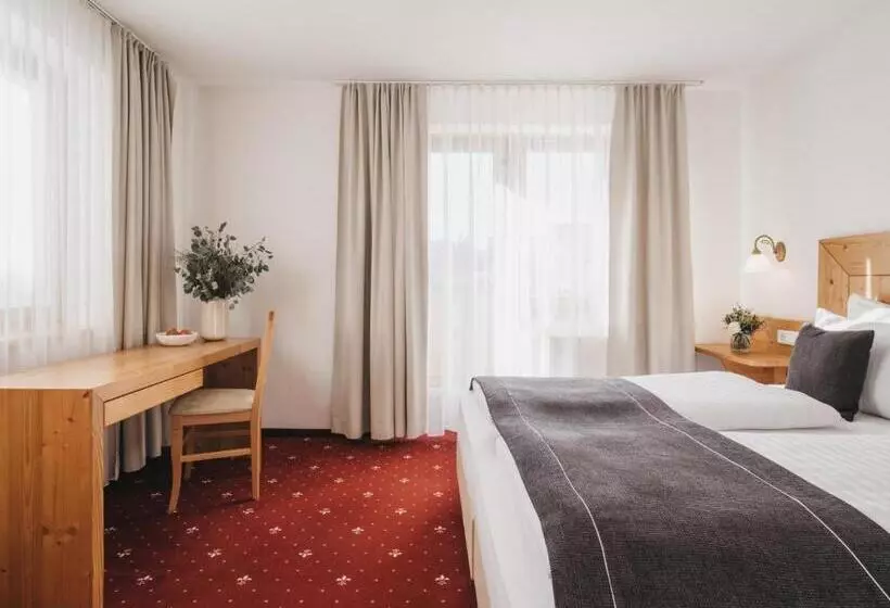 هتل Vier Jahreszeiten