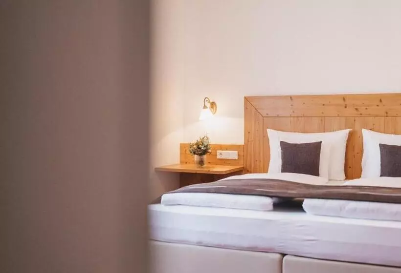 هتل Vier Jahreszeiten